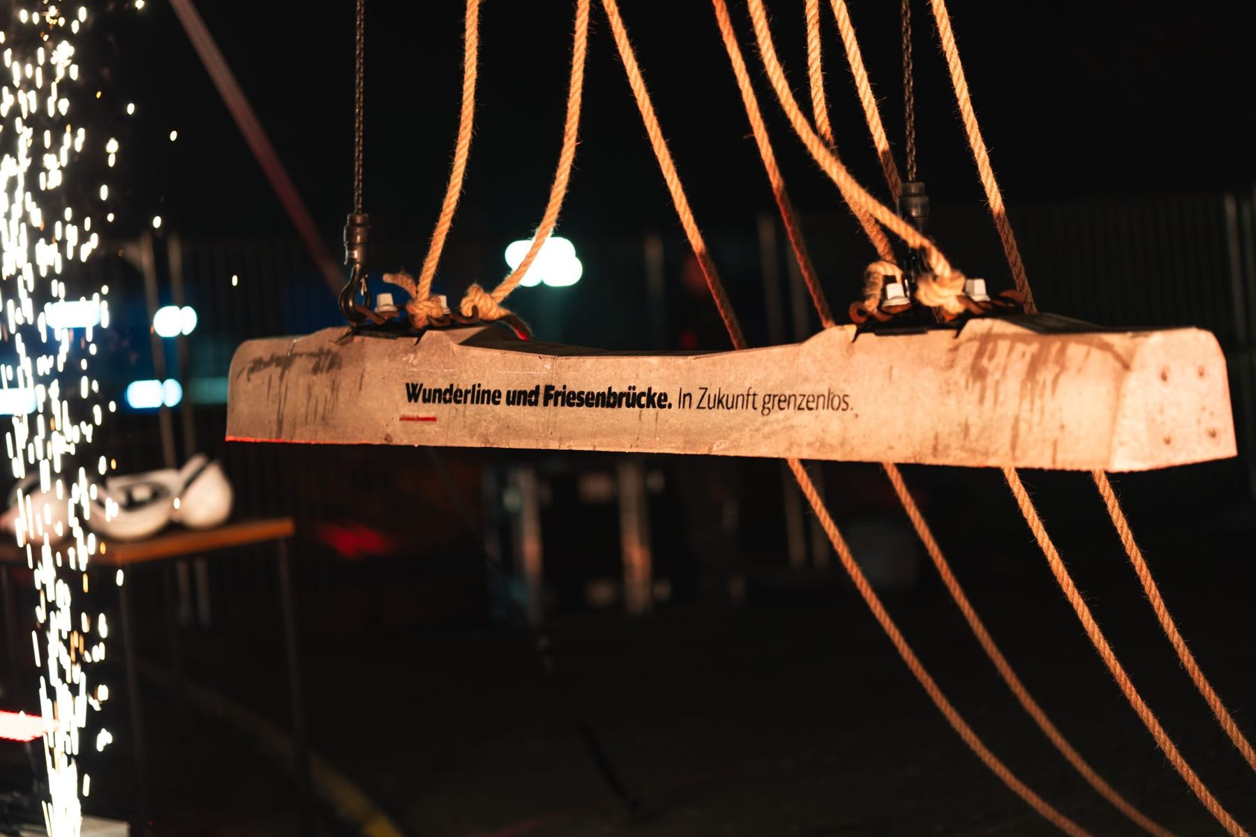 Show-Effekt mit Funkenfontäne bei Nacht