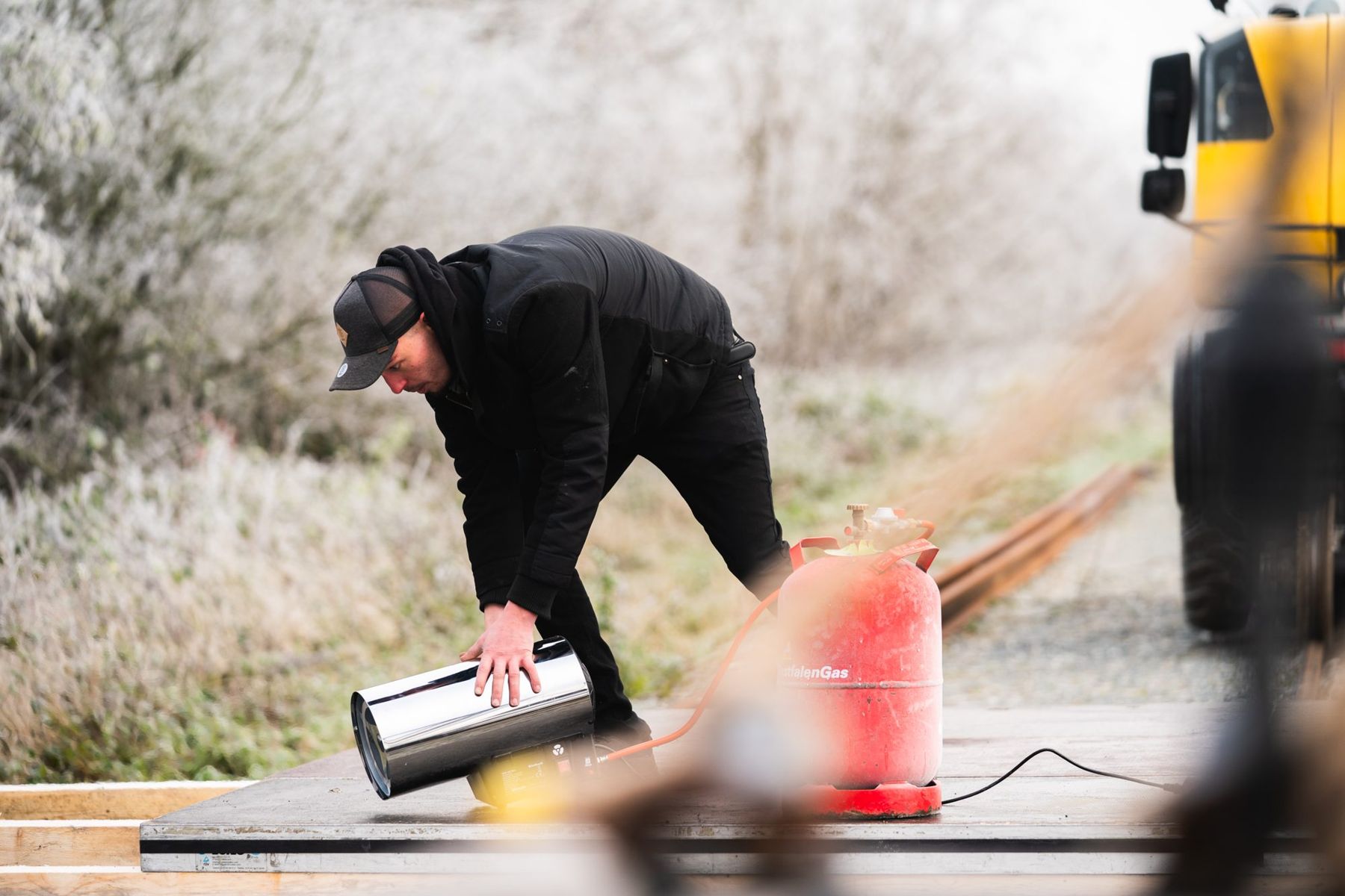 Techniker beim Aufbau auf dem Gelände