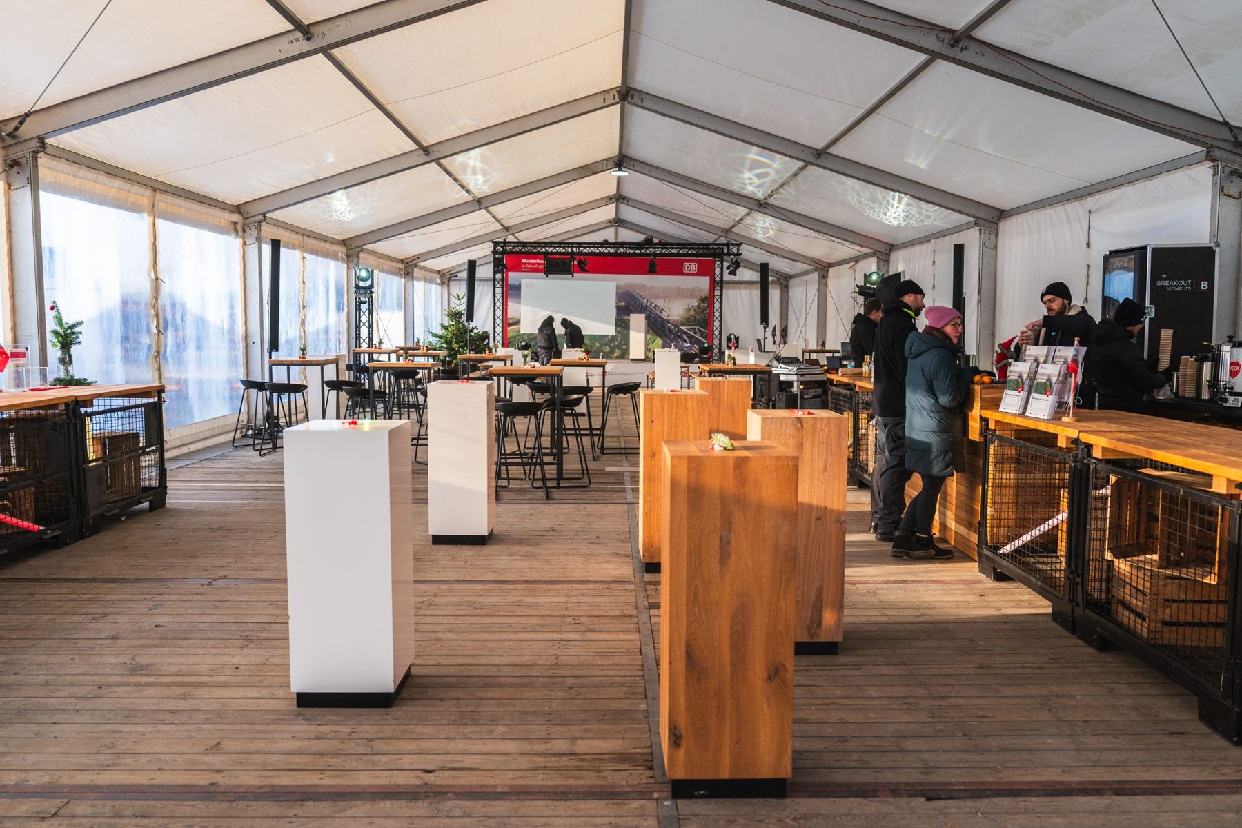Eventzelt mit Bühne und Technik